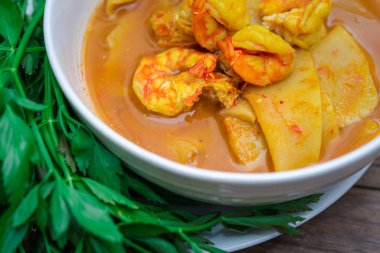 Tayland baharatlı baharatlı, karides ve karidesli sarı köri ve sebzelerle yenmiş bambu filizi (Gaaeng Leuang) veya Tayland restoranında satılık Oenanthe.