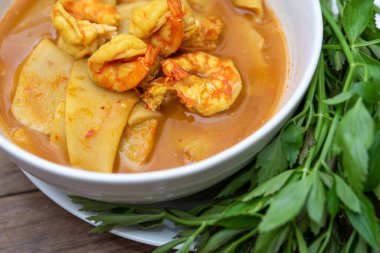 Tayland baharatlı baharatlı, karides ve karidesli sarı köri ve sebzelerle yenmiş bambu filizi (Gaaeng Leuang) veya Tayland restoranında satılık Oenanthe.