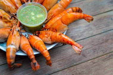 Izgara karides (Dev tatlı su karidesi) Bangkok Tayland 'da Tayland sokak gıda pazarında veya restoranda satılık kömür prim kalitesinde ızgara.