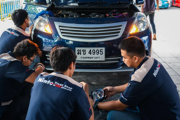 Bangkok Thailand May 2017 Unidentified Car Mechanic Serviceman Checking Car — Stock Photo, Image