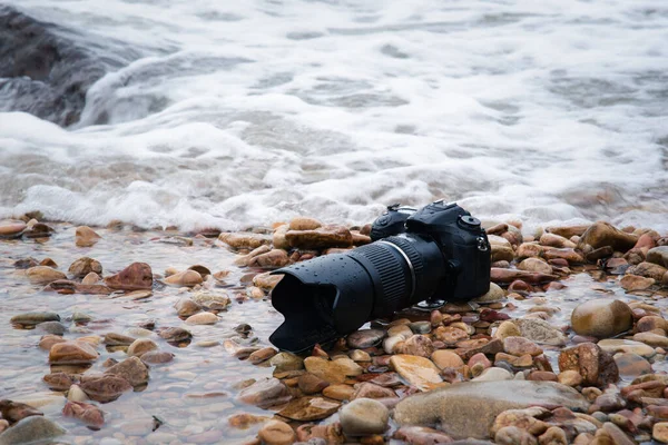 Dslr Camera Telephoto Lens Wet Water Sea Wave Stone Beach — Stock Photo, Image