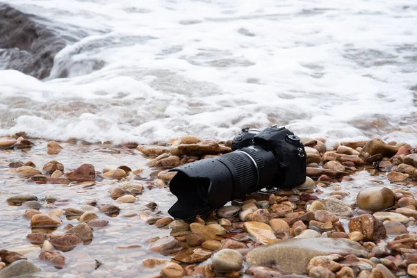 Dslr Camera Telephoto Lens Wet Water Sea Wave Stone Beach — Stock Photo, Image