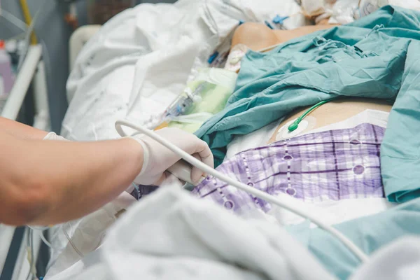 患者アジアの高齢女性80病院のベッドで医師が使用する超音波機器による超音波医療検査 — ストック写真