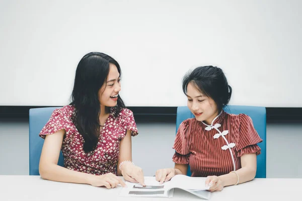 청삼인 스타일의 아시아예쁜 여성들은 행복하고 동료들은 사무실에서 행복하게 회의실에서 이야기를 — 스톡 사진