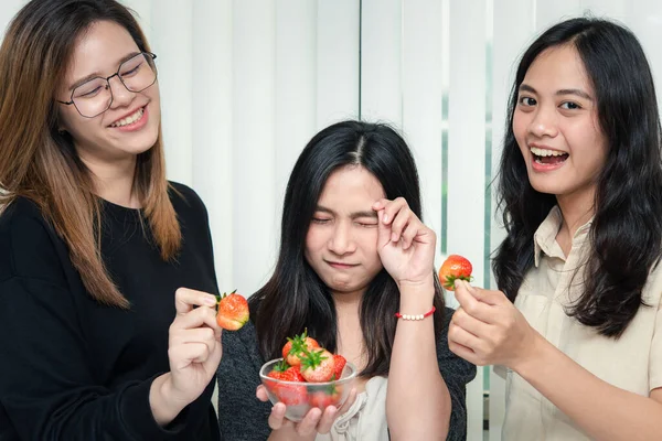 딸기를 아시아의 아름다운 여성들은 딸기의 색이며 음식에 즐겁고 식사를 수있는 — 스톡 사진