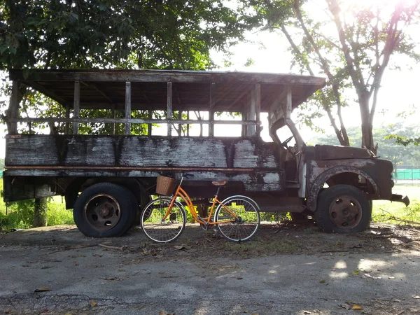 Bicycle and old truck — Stock Photo, Image