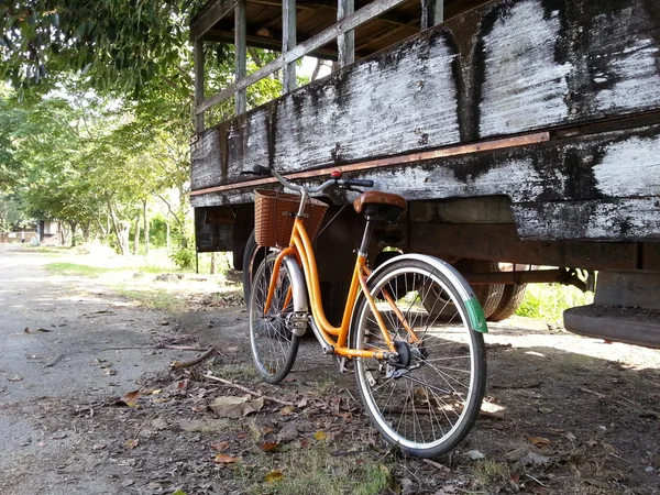 Bicicleta e velho caminhão — Fotografia de Stock