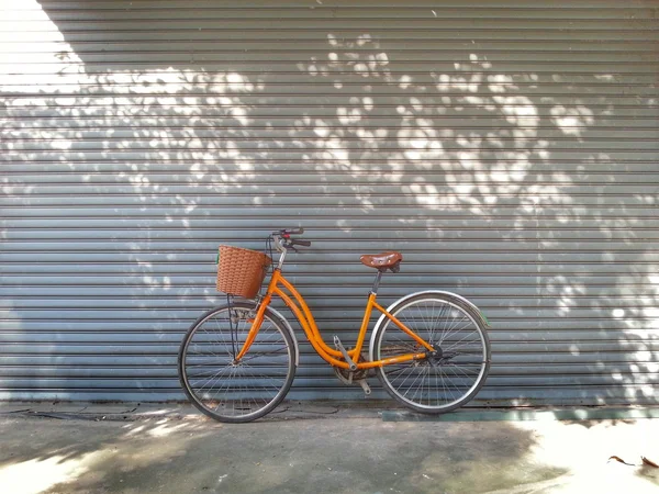 Bicicleta e porta deslizante — Fotografia de Stock