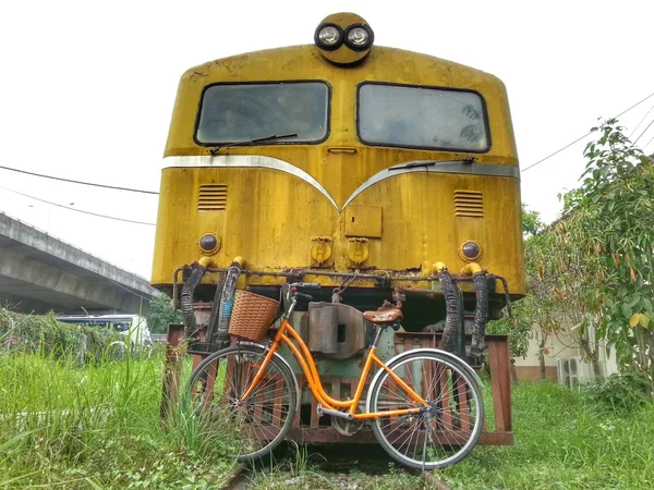 Велосипед и старый поезд H.D.R. . — стоковое фото