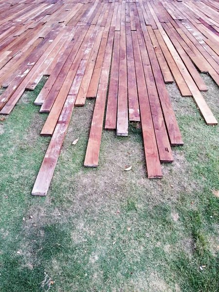 Trä planka på gräs vertikalt — Stockfoto