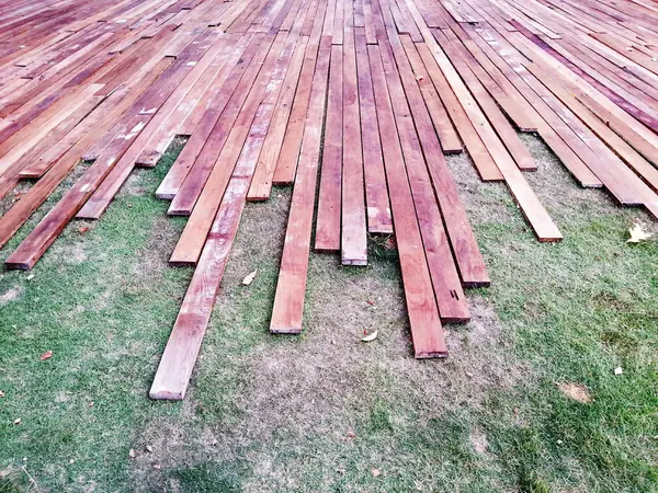 Trä planka på gräs horisontellt — Stockfoto