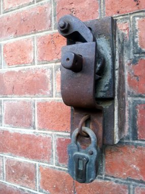 Ana anahtar ile kırmızı tuğla duvar