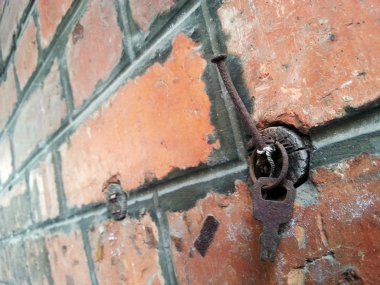 Kırmızı tuğla duvar ile anahtar