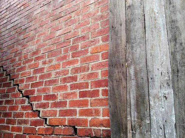 나무 보드와 함께 깨진된 벽돌 벽 — 스톡 사진