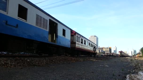 Bangkok - 7 juli: Unidentified trein en niet-geïdentificeerde spoorwegpersoneel schakelen de spoorlijn voor vertrek op staat Railway van Thailand op 7 juli 2014 in Bangkok Thailand. — Stockvideo