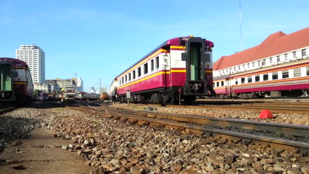 Bangkok - 7 de julio: tren no identificado y empleados ferroviarios no identificados cambiando el ferrocarril antes de la salida en State Railway of Thailand el 7 de julio de 2014 en Bangkok Tailandia . — Vídeos de Stock