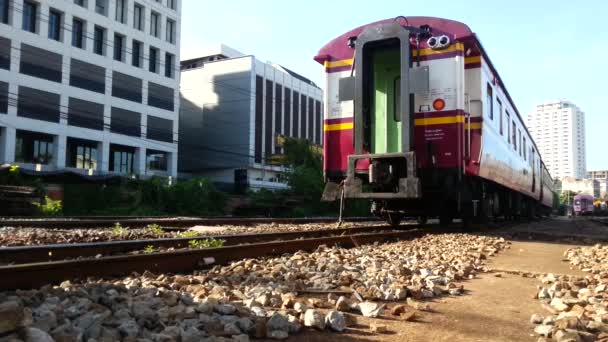 Bangkok - July 7 : Unidentified train and unidentified railway employees attaching coach bogies before departure at State Railway of Thailand on July 7, 2014 in Bangkok Thailand. — Stock Video