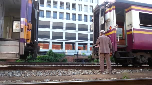 Bangkok - 7. července: Neidentifikovaný vlak a neidentifikované železničáři připojení trenér podvozky před odletem na státní železnice Thajska na 7 červenci 2014 v Bangkok Thajsko. — Stock video