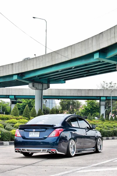 Sedan carro ECO azul em estilo VIP — Fotografia de Stock