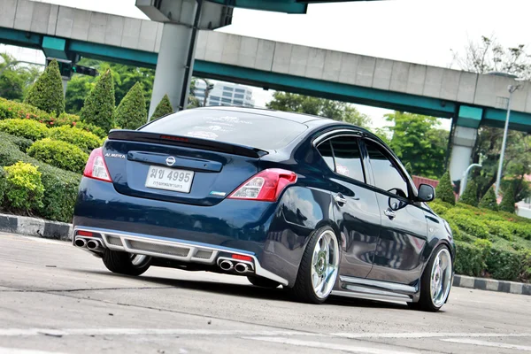 Sedan carro ECO azul em estilo VIP — Fotografia de Stock