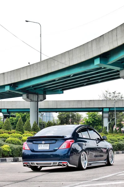 Sedan carro ECO azul em estilo VIP — Fotografia de Stock