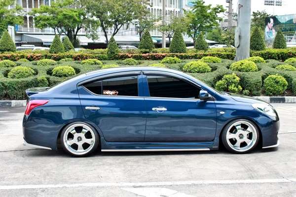 Sedan carro ECO azul em estilo VIP — Fotografia de Stock