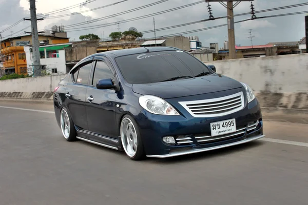 Sedan carro ECO azul em estilo VIP — Fotografia de Stock