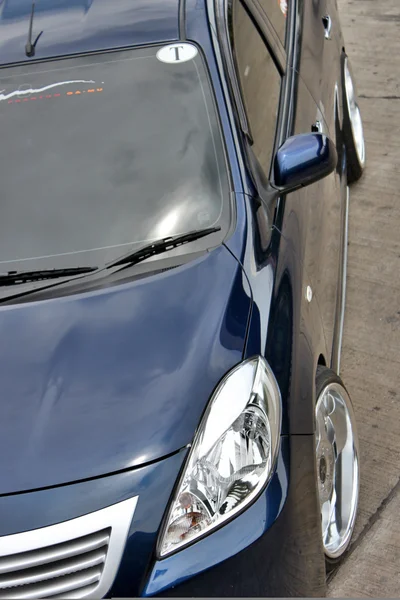 Μπλε οικολογικό αυτοκίνητο σεντάν στο στυλ του Vip — Φωτογραφία Αρχείου