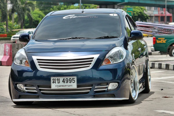 Sedán de coche azul ECO en estilo VIP — Foto de Stock