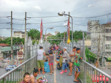 Bağışlar için bekliyor