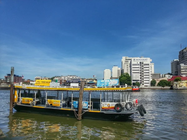 Barco de ferry en el río Chao Phraya — Foto de Stock