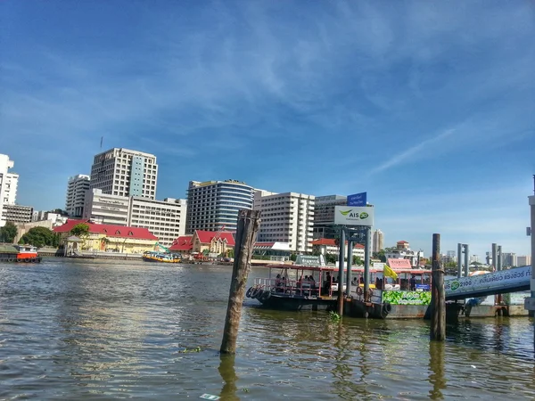 Trajektová loď na řece Chao Phraya — Stock fotografie