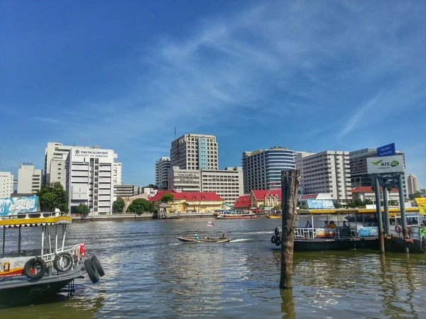 Barco de ferry en el río Chao Phraya —  Fotos de Stock