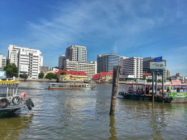 Barco de ferry en el río Chao Phraya — Foto de Stock