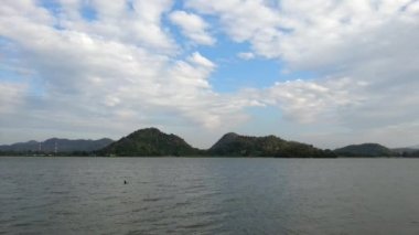 Göl ve dağların Jetski