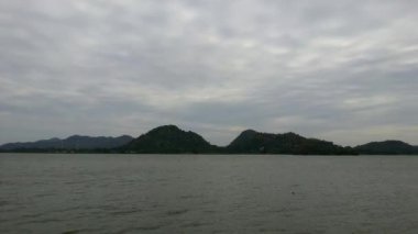 Göl ve dağların Timelapse