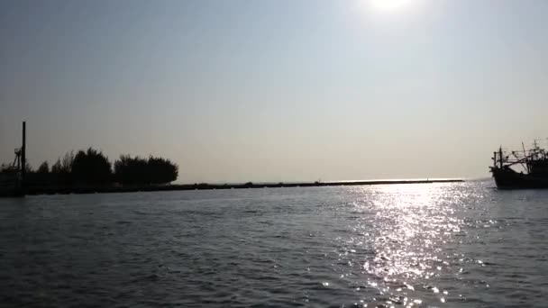 Barco de pesca e primeira hora de sol para o ano 2015 — Vídeo de Stock