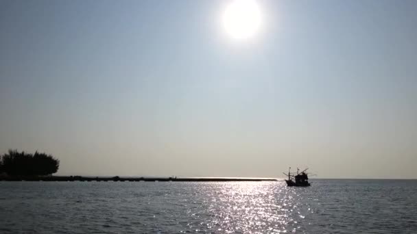 Bateau de pêche et premier temps de soleil pour l'année 2015 