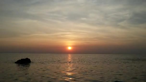 Première heure du coucher du soleil pour l'année 2015 sur la plage, Timelapse 