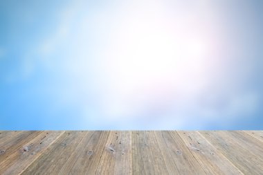 Ahşap Teras ve bulanık mavi gökyüzü