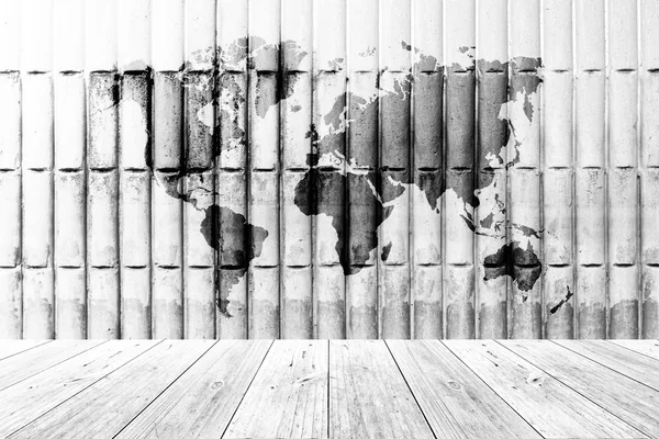 Terraço de madeira e parede de tijolo Tom suave Cor branca com mapa do mundo — Fotografia de Stock