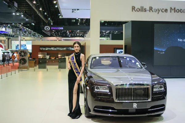 Rolls-Royce Menina bonita no 36th Bangkok International Motor Show 2015 — Fotografia de Stock