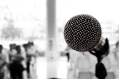 Mikrofon konser salonu veya konferans odasında, siyah ve beyaz