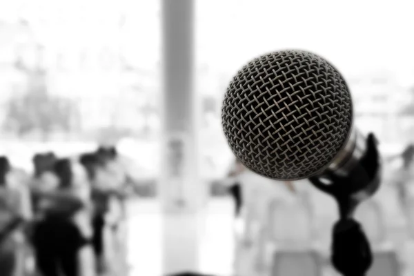 Микрофон в концертном зале или конференц-зале, черно-белый — стоковое фото