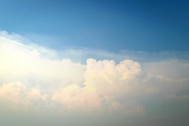 Mavi gökyüzü ve beyaz bulut