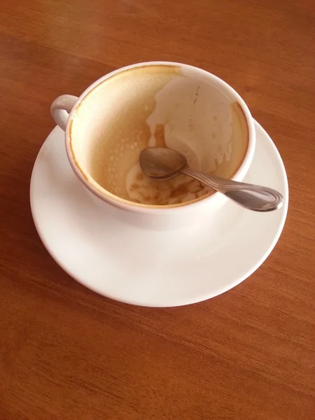 Lege koffie cup op houten tafel — Stockfoto