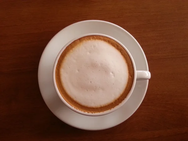 Café sobre mesa de madera — Foto de Stock