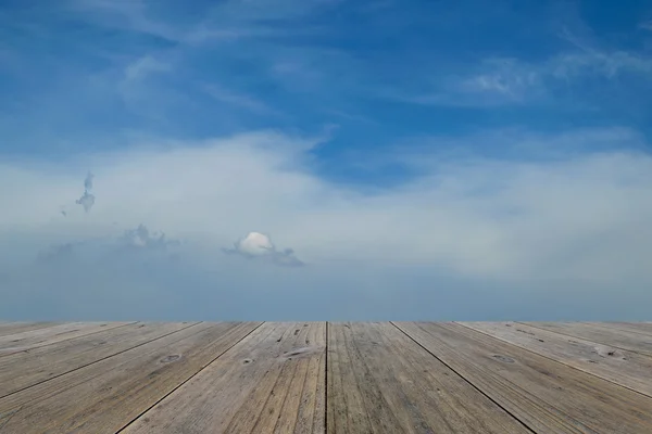 Houten terras en blauwe hemel — Stockfoto