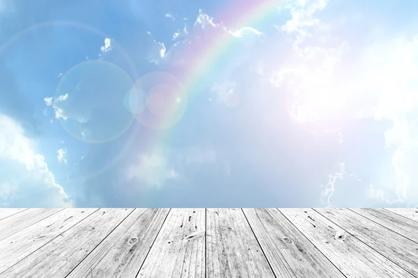 Terraza de madera y cielo con arco iris — Foto de Stock