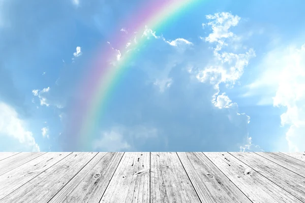 Houten terras en hemel met regenboog — Stockfoto